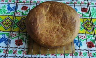 Làm nguội nhẹ bánh mì nướng trong chảo và chuyển sang giá lưới để nguội hoàn toàn.
