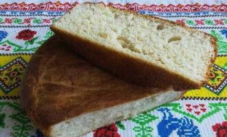 Bánh mì tự làm được chuẩn bị trong lò với men khô, mềm, xốp và có lớp vỏ giòn, có thể dọn ra bàn. Chúc ngon miệng!