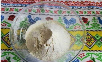 Đổ bột qua rây vào tô để nhào bột.