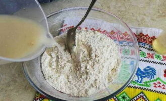 Đổ hỗn hợp men vào đó.