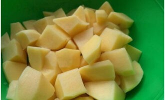 Skär den skalade potatisen i medelstora tärningar.