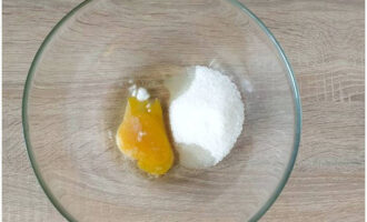 Blanda kycklingägg, socker, salt och vanillin i en stor skål. Vispa blandningen i flera minuter på hög mixerhastighet för att få ett lätt och fluffigt skum.