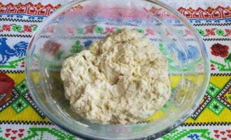 Phủ bột bằng màng bọc thực phẩm và đặt ở nơi ấm áp trong 25–30 phút cho bột nở lên, hoặc cách khác là cho vào lò nướng với đèn bật để cung cấp đủ nhiệt.