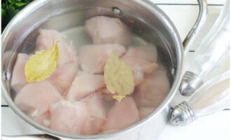 นำเยื่อหุ้มออกจากเนื้อไก่แล้วหั่นเป็นชิ้นใหญ่พอสมควร วางเนื้อลงในกระทะ ใส่ใบกระวานลงไป แล้วปิดด้วยน้ำเย็น วางภาชนะบนกองไฟแล้วต้มน้ำให้เดือดเพื่อรวบรวมโฟมที่ก่อตัวขึ้นบนพื้นผิว เคี่ยวน้ำซุปเป็นเวลา 15 นาที จากนั้นนำเนื้อใส่จาน