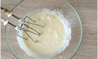 Häll raffinerad vegetabilisk olja i den resulterande massan och blanda väl med en mixer.
