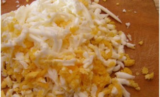A főtt tojásokat meghámozzuk és durva reszelőn lereszeljük.