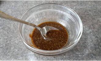 Blanda vegetabilisk olja, kryddblandning, mald chilipeppar och salt i en skål.