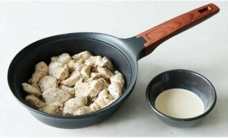 ผัดไก่ลงในกระทะแล้วทอดต่ออีกนาที เทครีมและไข่แดงลงไป เพิ่มไฟให้สูงและเคี่ยวสักครู่