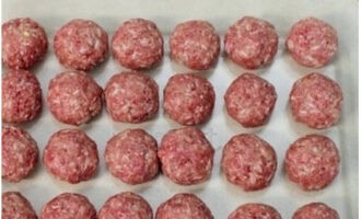 För en boll räcker det med två matskedar köttfärs.