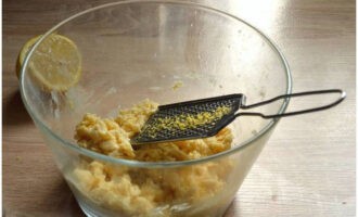 Tvätta citronen väl med varmt vatten och ta bort skalet från den med ett fint rivjärn. Pressa sedan ur saften. Tillsätt allt detta i degen och blanda massan väl igen.