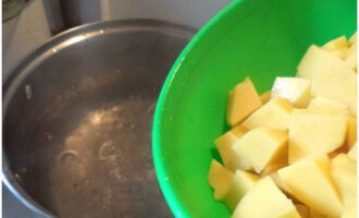 När vattnet i pannan kokar, salta det och tillsätt potatisen. Koka den i 5 minuter på medelvärme.