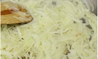Nu kan du göra såsen. Skär ytterligare två lökar i halva ringar och stek i vegetabilisk olja tills de är mjuka.