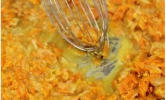 Pressa sedan ut vitlöksklyftorna direkt i stekpannan genom en press, tillsätt även tomatpuré och vetemjöl. Blanda allt väl och stek i några minuter. Häll sedan i lite av kycklingbuljongen.