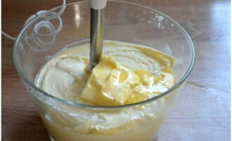 Nu kan du gå vidare till fyllningen. I en behållare, använd en stavmixer för att blanda keso, ägg, gräddfil, mjukt smör, stärkelse och båda typerna av socker.