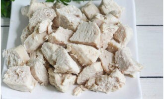หั่นเนื้อไก่ต้มเป็นชิ้นเล็กๆ