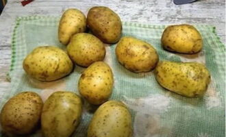 Bakad potatis är väldigt lätt att tillaga i ugnen. För bakning, välj potatisknölar av ungefär samma storlek. Skölj dem noggrant med en pensel och en servett och torka väl.