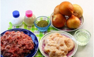 Lula kebab có thể dễ dàng chế biến tại nhà trong lò nướng. Hãy chuẩn bị những nguyên liệu cần thiết theo danh sách nhé. Bạn có thể sử dụng thịt băm trộn: thịt lợn và thịt gà.