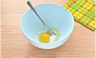 Bột làm bánh bao có thể dễ dàng chuẩn bị ở nhà. Trong một bát sâu, kết hợp trứng gà và muối.