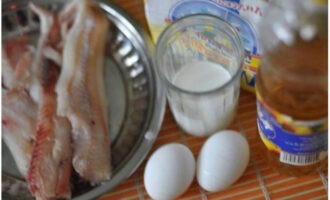 Cá minh thái tẩm bột trong chảo rán rất dễ chế biến. Hãy chuẩn bị những nguyên liệu cần thiết để chế biến món cá.