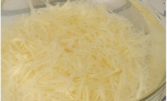 Thịt lợn kiểu Pháp với khoai tây và phô mai trong lò rất dễ chế biến. Gọt vỏ khoai tây và xay chúng trên một máy xay thô. Đổ khối lượng thu được bằng nước muối lạnh.