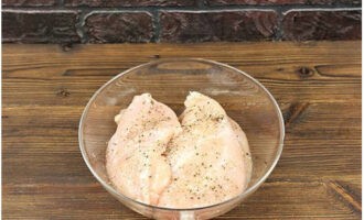 วิธีปรุงอกไก่ที่เรียบง่ายและอร่อย? เราล้างเอาผิวหนังออกจากเต้านมและแยกเนื้อออกจากกระดูกอย่างระมัดระวัง วางชิ้นงานลงในชามลึกโรยให้ทั่วด้วยพริกไทยดำและเกลือ ใส่เกลือเล็กน้อยเพราะเราจะหมักกับซีอิ๊วขาว