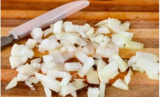 Nhím băm với cơm rất dễ chế biến. Gọt vỏ hành tây và cắt làm đôi.