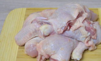 Món satsivi gà kiểu Georgia cổ điển rất dễ chế biến tại nhà. Chúng ta cắt thịt gà đã rửa sạch thành từng miếng rồi cho vào nồi, đổ nước sao cho ngập hết gà rồi đun sôi, đun sôi trong một giờ.