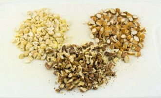 A granola nagyon könnyen elkészíthető otthon. A listában felsorolt ​​összes diót késsel nagy szeletekre vágjuk.