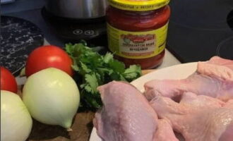 chakhokkhbili ไก่คลาสสิกเตรียมง่ายที่บ้าน ก่อนอื่นล้างนกให้สะอาดแล้วซับให้แห้งด้วยผ้าเช็ดปากปอกเปลือกและหั่นหัวหอมเป็นวง จุ่มมะเขือเทศในน้ำเดือดสักครู่ เอาผิวหนังออก และสับเนื้อให้ละเอียด