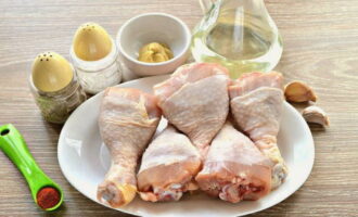 Paano magluto ng masarap na binti ng manok? Alisin ang mga balat mula sa mga clove ng bawang, banlawan ang karne at patuyuin ng mga tuwalya ng papel.
