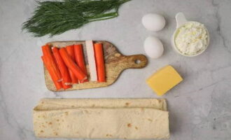 Lavash tekercs rákrudakkal nagyon könnyen elkészíthető. Készítse elő a hozzávalókat. A tojásokat keményre főzzük. Kihűlés és hámozás után durvára lereszeljük. A sajtot ugyanígy nagy forgácsra forgatjuk.