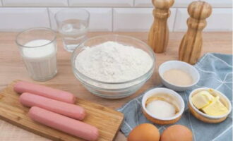 Smet till frallkorv kan enkelt göras hemma. Vi tar bort höljet från de halvfärdiga köttprodukterna; vi tar först bort de andra komponenterna från kylskåpet, eftersom de ska vara i rumstemperatur.