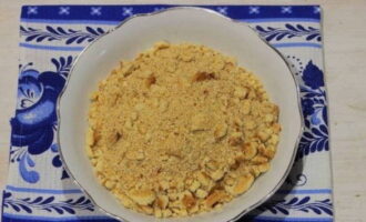 Bánh quy khoai tây cổ điển rất dễ làm tại nhà. Đổ lượng bánh quy quy định vào túi và cuộn kỹ cho đến khi tạo thành những mảnh vụn mịn. Đổ vào thùng chứa có thành cao.