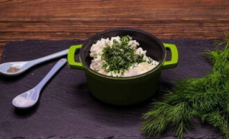 Làm thế nào để chuẩn bị những chiếc bánh tart đơn giản và ngon miệng với nhân cho bàn ăn ngày lễ? Rửa sạch thì là với nước và rũ bỏ độ ẩm dư thừa, thái nhỏ và trộn với phô mai sữa đông, thêm muối và hạt tiêu đen.