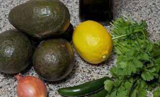 Cách làm món guacamole bơ cổ điển tại nhà? Chuẩn bị ngay tất cả nguyên liệu làm món guacamole theo tỷ lệ trong công thức.