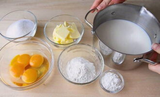 Ang klasikong milk custard para sa Napoleon cake ay napakadaling ihanda. Una sa lahat, tumpak at ayon sa recipe, sukatin ang lahat ng mga sangkap para sa cream.