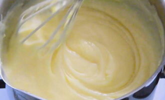 Sa mahinang apoy at sa patuloy na pagpapakilos, dalhin ang cream hanggang sa lumapot ito; hindi na kailangang lutuin.