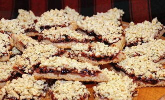 Chiếc bánh shortbread đã sẵn sàng trong lò. Chia thành nhiều phần và phục vụ!