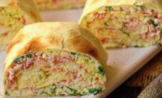 Lavash cuộn với que cua và phô mai đã sẵn sàng! Chia thành nhiều phần và phục vụ!