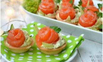 Servim l'aperitiu en racions.