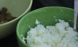 Để làm nhân, hãy nghiền phô mai bằng nĩa. Rửa và làm khô nho khô.