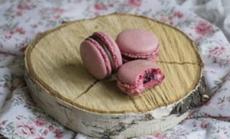 Hemgjorda macarons är klara! Om så önskas, kyl över natten. Servera med te. Smaklig måltid!