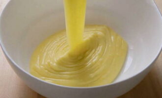 Pagkatapos ay ibuhos ang cream sa isa pang lalagyan upang palamig.