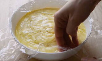 Takpan ang mga pinggan na may cling film at mag-iwan ng hindi bababa sa isang oras sa temperatura ng silid upang lumamig. Pagkatapos ng panahong ito, maaaring gamitin ang klasikong milk custard para i-layer ang Napoleon cake. Masarap at matagumpay na baking!