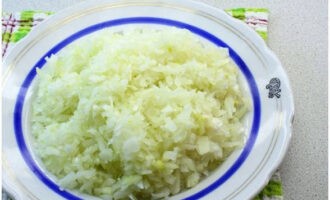 Gọt vỏ hành tây và cắt thành khối nhỏ.