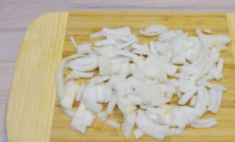Lột vỏ hành tây và cắt ngẫu nhiên.
