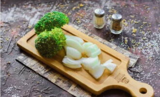 Cắt hành tây thành từng sợi và tách bông cải xanh thành từng bông hoa.