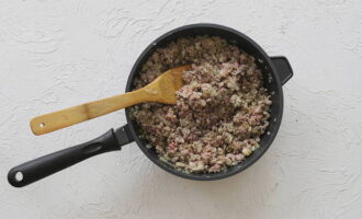 Clătiți și uscați carnea, tocați-o mărunt sau măcinați-o printr-o mașină de tocat carne. Se adauga la ceapa si se prajeste 10 minute.Se condimenteaza cu condimente. Răciți prin scoaterea de pe aragaz.