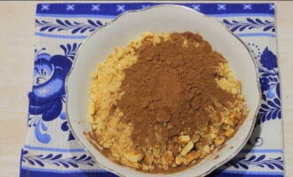 Tiếp theo thêm bột cacao.