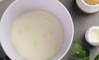 Cho kefir, muối, đường cát và dầu thực vật vào tô.